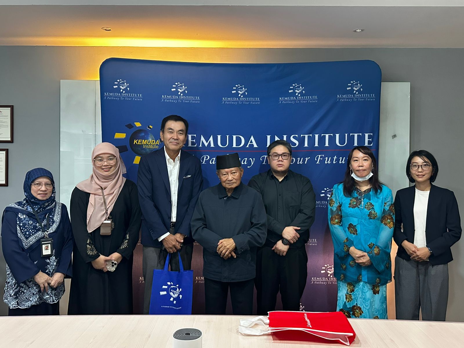 Read more about the article KEMUDA Institute recently received a donation of Japanese books